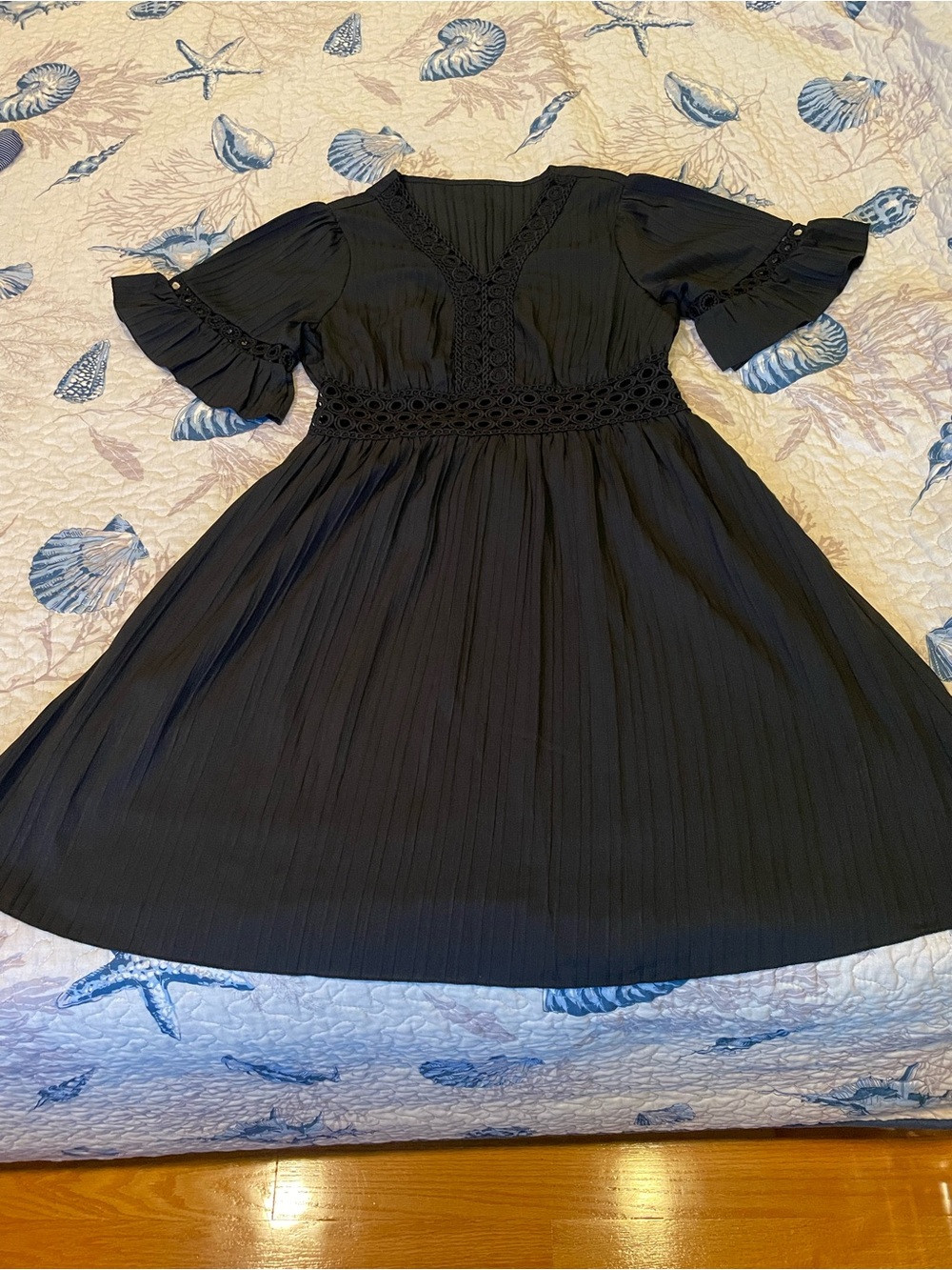 Amazon Black V‑Neck Lace Waist Short Sleeve Dress